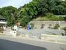 公園 駒岡堂ノ前公園 駒岡堂ノ前古墳に隣接する小さな公園。小さなお子様が遊ぶのにちょうどよいカラフルな滑り台や鉄棒があります。