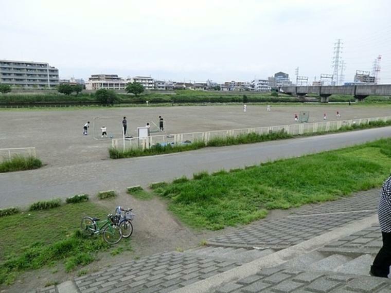 公園 鶴見川樽町公園 トイレやベンチ、水飲み場も完備され、使い勝手はなかなかのもの。子ども連れでも安心の、都市部の中の緑のスポット。