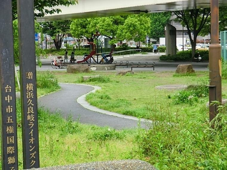 公園 阪東橋公園 ベンチが多くちょっとした休憩に使う方が多いです。