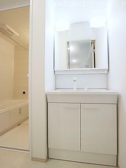 洗面化粧台 身だしなみが整えやすい三面鏡をタイプ。鏡の裏が収納になっておりますので、散らかりがちな洗面台はいつもすっきり。