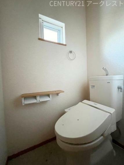 小窓のある1階の温水洗浄便座付トイレ