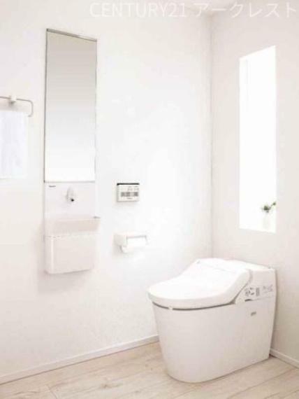 トイレ 【トイレイメージ画像】NewアラウーノV。温水洗浄便座。3Dツイスター水流で少ない水でキレイに流せます。汚れが落ちやすくお手入れしやすい撥水性に優れた新素材。