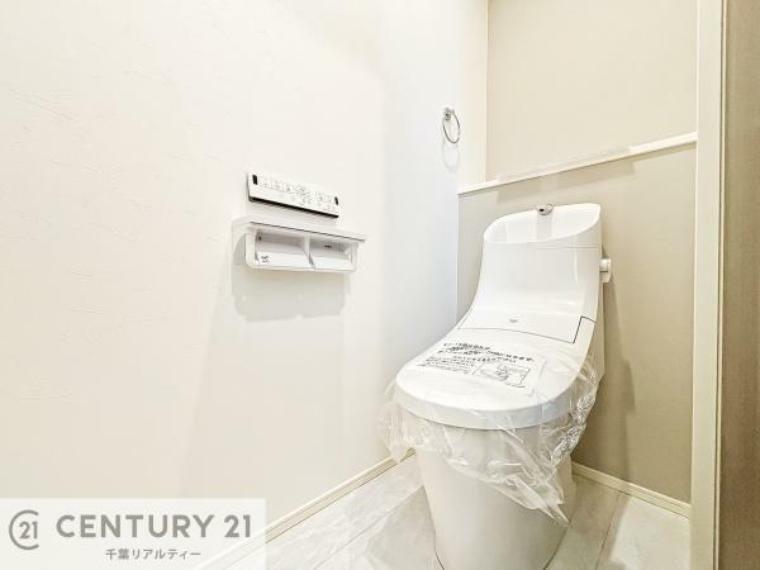 トイレ 温水洗浄便座につき、冬場は便座が暖かくできるので冷たい便座に座らずに済む嬉しい仕様です！シンプルなカラーを基調としているので、お手入れがしやすいです。