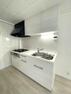 キッチン 【キッチン】 リフォーム時に新調済のシステムキッチン。 部屋の内装に合わせたホワイトカラーのデザインタイプ仕様です
