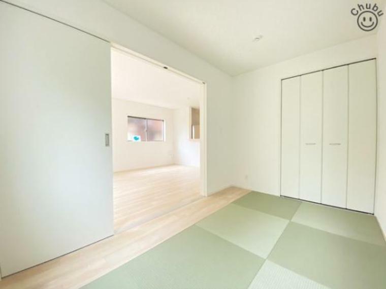 和室 5帖和室　リビングに隣接した和室は小さなお子様の遊び場や洗濯物を畳んだりとミセスコーナーとしても使えます。