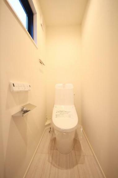 同仕様写真（内観） ■2階のトイレ、いつでも衛生的なウォシュレット付き