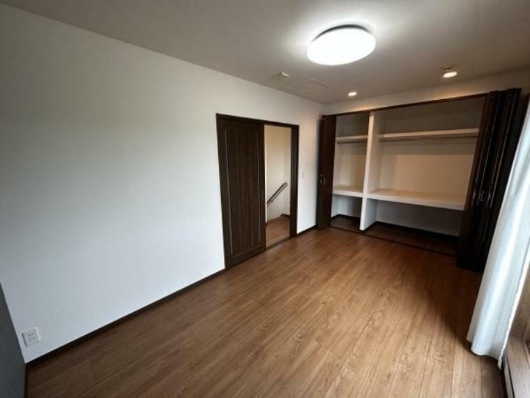 【寝室】大容量の収納完備で、居住スペースを広く使用できます。