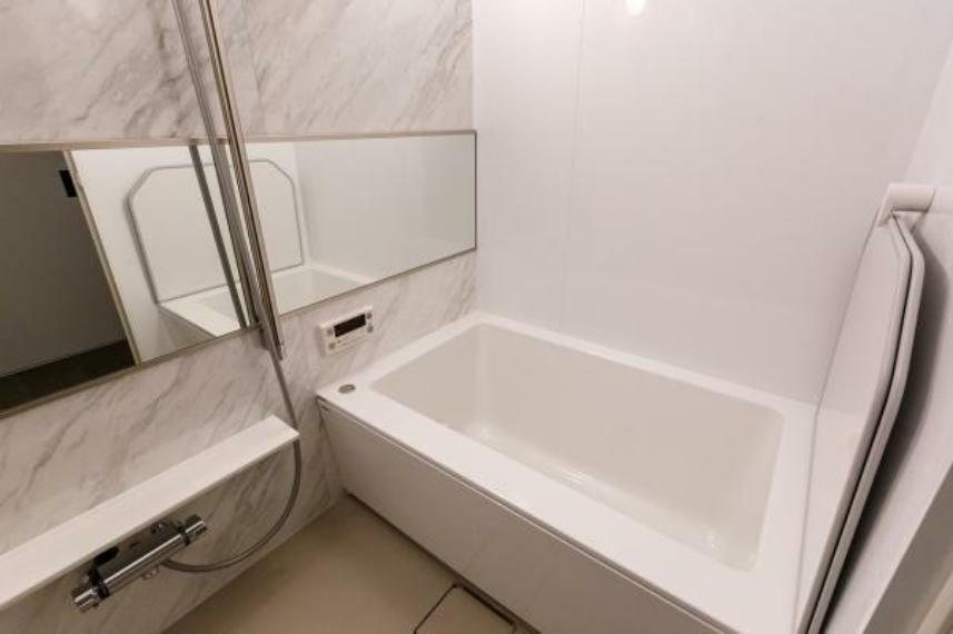 浴室 白くて高級感のあるバスルーム
