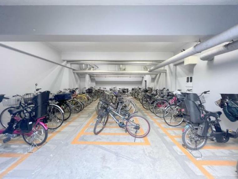 ■広々スペースの駐輪場はご家族の自転車を置くことができます