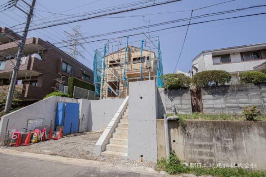 現況外観写真 一戸建てを中心とした街並が続き、静かで落ち着いた住環境です。心地よいライフスタイルが実現できる予感。少しでも豊かに、快適に。そんな想いから生まれた本邸宅は、これから先のお住まいをきっと支えてくれます。