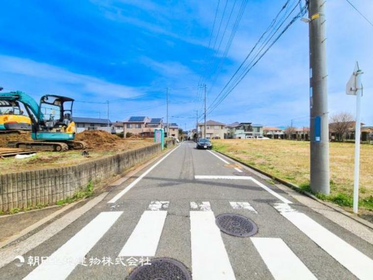 現況外観写真 【外観写真】穏やかな風と陽光、日常生活を一段と心地よいものにしています。周辺とのコラボにより明るく開放的な空間を演出。ん