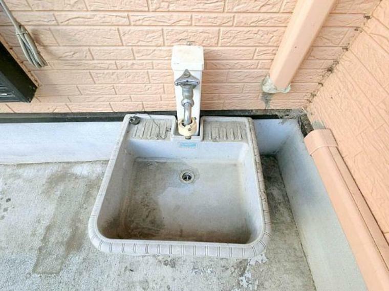 外水栓付き。洗車や花の水やりに便利です