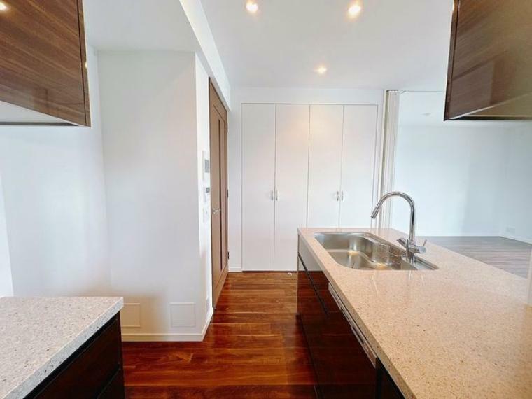 キッチン キッチン天板は格調高い天然の卸影石を採用、リビングとも美しく調和しております。