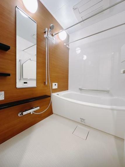 浴室 ユニットバス画像快適な時間をゆったり過ごす為に天井高は約2150mm、多彩な機能も備えております。