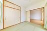 和室:リビングに隣接している和室。ふすまを開ければ広々としたスペースになります。