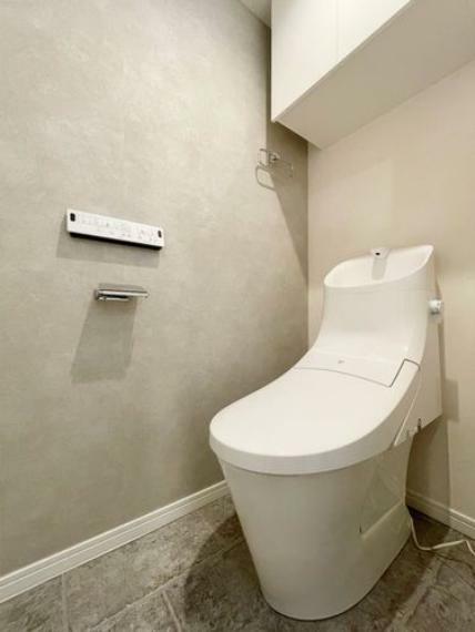 トイレ 【トイレ】快適な温水洗浄便座付トイレ。小物を収納するための上部吊戸棚は必須ですね
