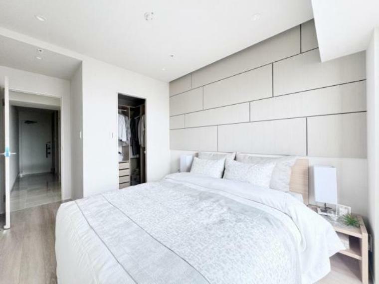 寝室 自由度の高い家具の配置が叶うシンプルな空間