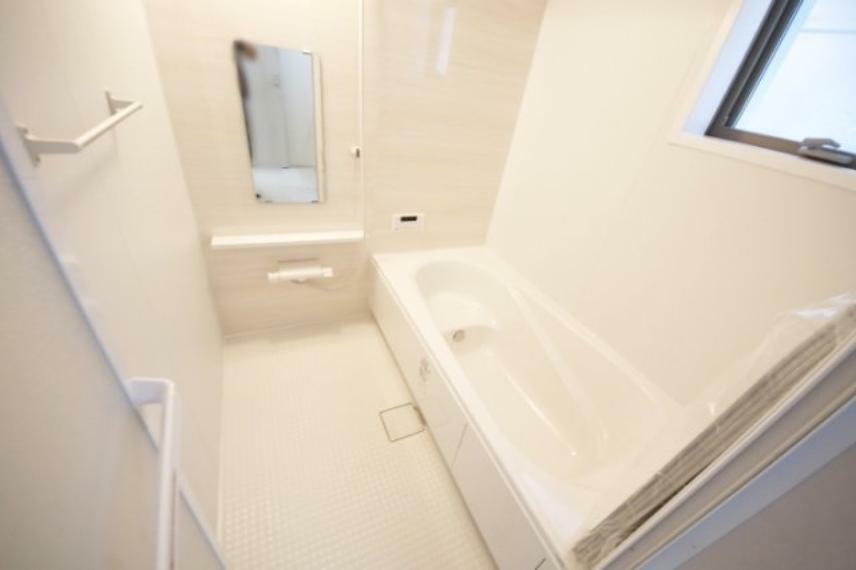 浴室 半身浴をゆっくり楽しめるバスタブを備えた浴室