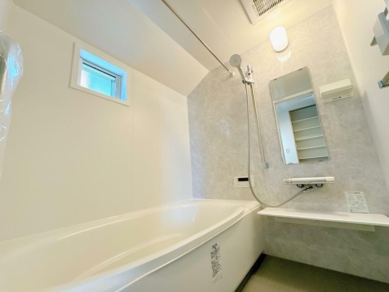 浴室 ホワイトを基調とした明るいバスルーム。 浴室乾燥機が付き、雨の日のお洗濯にも大活躍！