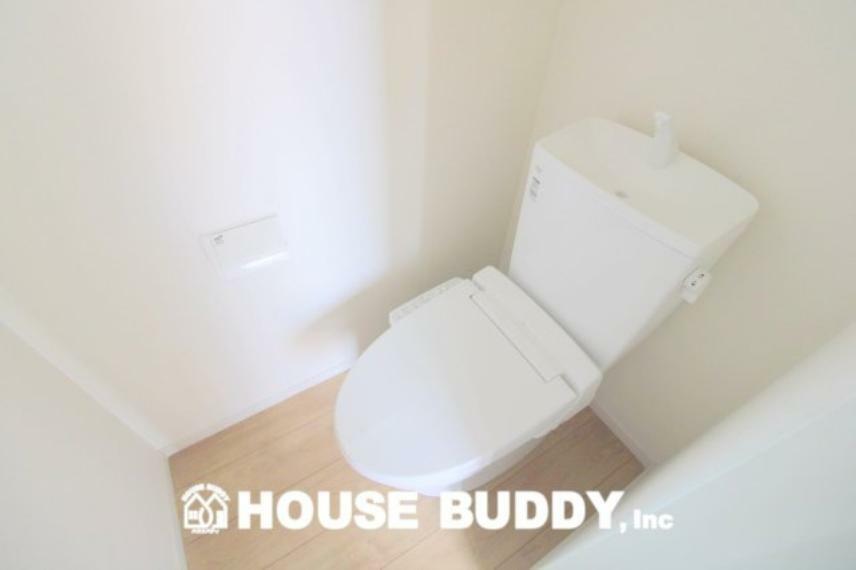 同仕様写真（内観） 「トイレ」 1階、2階ともにお手入れも楽々、清潔感のある温水洗浄便座を採用しました。