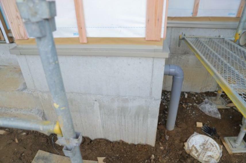 構造・工法・仕様 ベタ基礎とは、柱の位置に関係なく全体に基礎がある事を指し、面積が大きい分建物の重さを全体に分散できます。また、地面からの湿気や害虫を遮断でき、木造住宅で心配されるシロアリ被害を防ぐ効果も期待できます。
