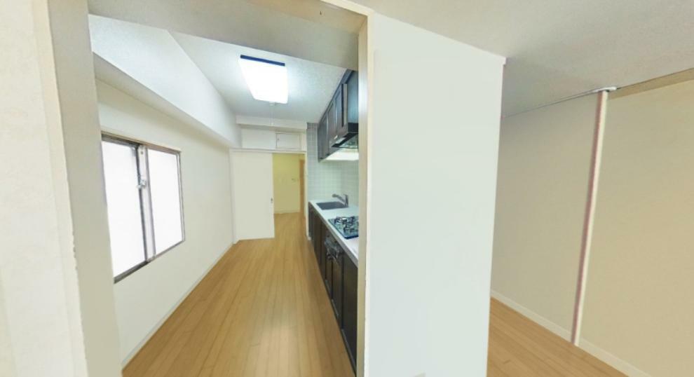 キッチン キッチンは2WAY脱衣所からも入れます。窓があり明るく換気にも便利です。 ※360℃カメラで撮影した画像をCG加工しています。実際には家具等ございます