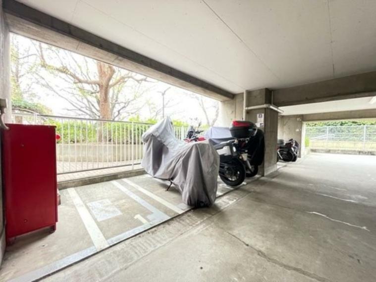 駐車場 敷地内バイク置き場。