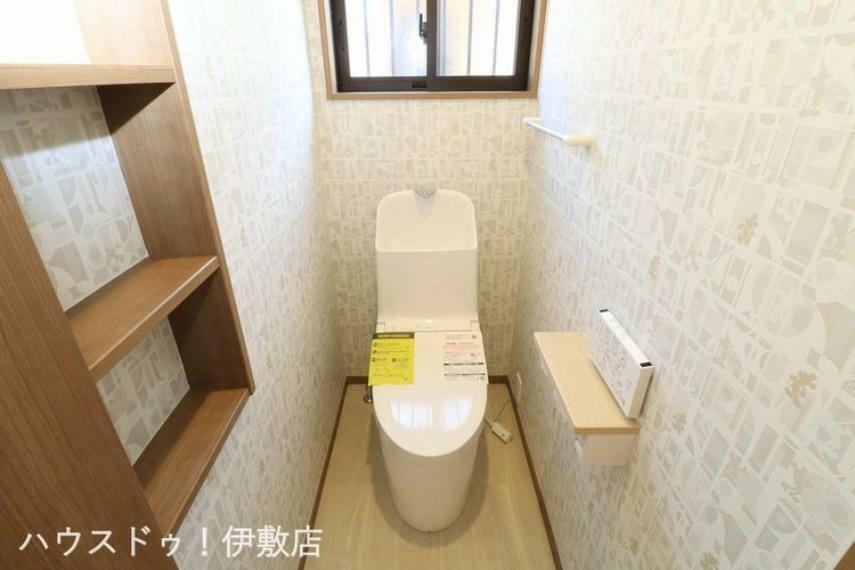 トイレ 【1Fトイレ】ウォシュレット機能付きトイレです！収納棚付き！