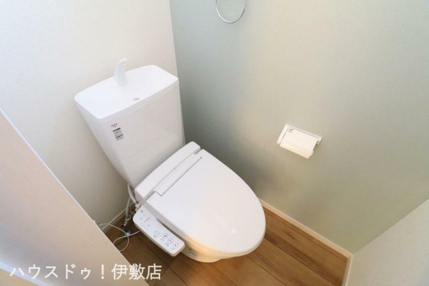 トイレ 【1Fトイレ】ウォシュレット機能付きトイレです タオルリングやペーパーホルダーも完備です
