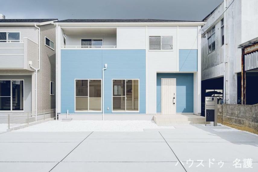 現況写真 外壁はブルーがアクセントになっています！機能性×デザイン性を追求した長期優良住宅物件！