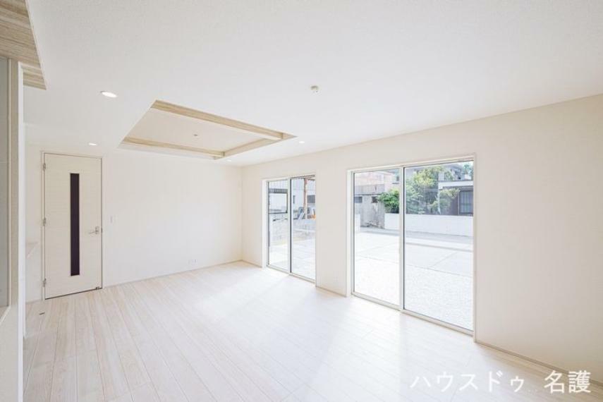 居間・リビング 白色はスッキリと軽やかな印象を与えながらも空間を広く見せる効果があります。