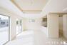 居間・リビング 白色はスッキリと軽やかな印象を与えながらも空間を広く見せる効果があります。