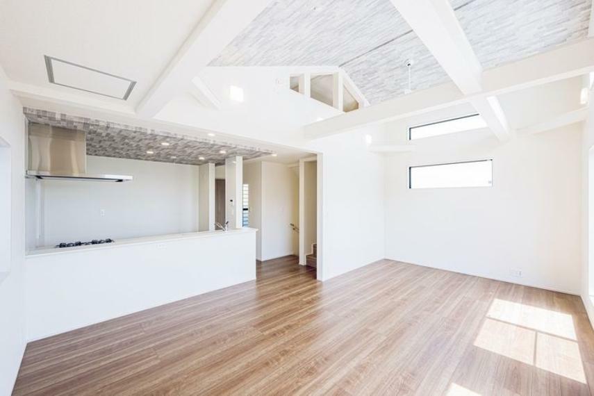 居間・リビング 白色の壁と茶色の床は空間にスッキリとした印象を与えてくれます。
