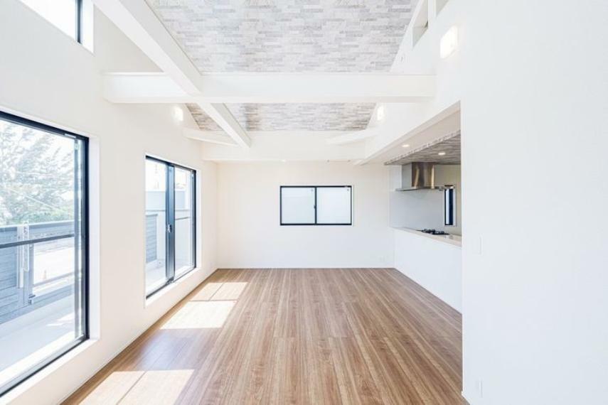 居間・リビング 白色の壁と茶色の床は空間にスッキリとした印象を与えてくれます。