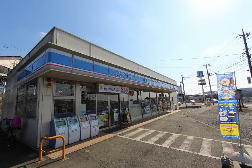 ローソン横浜恩田町店（●24時間営業の便利なコンビニが近隣にあり、便利な生活環境が整います。いつでも気軽に立ち寄れ、心強い存在です●）（約700m）