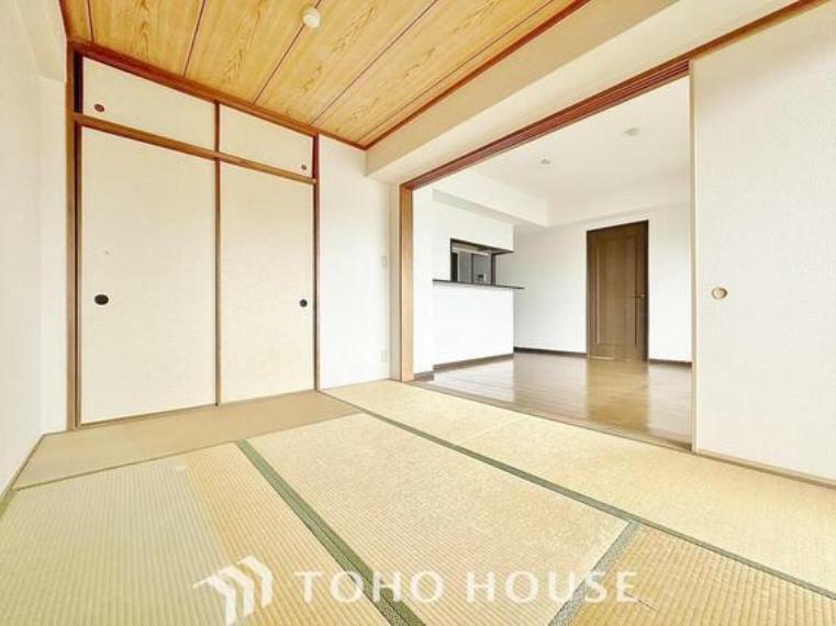 和室は普段使いだけではなく、客間としても使うことができます。全室フローリングの邸宅が多いですが、フローリングでは味わえない畳ならではの落ち着く空間をぜひお楽しみください。
