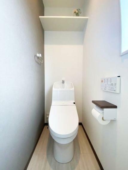 トイレ 《トイレ》トイレは1階と2階にあるので、混み合う時間帯も安心です お友達やお客様が来た時にも、鉢合わせる心配がないので便利ですね！