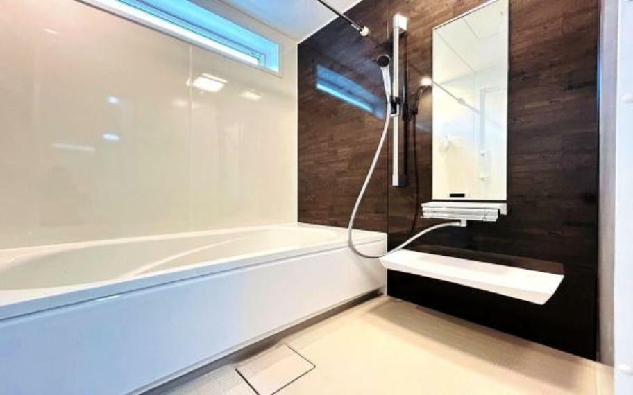 浴室 《浴室》■体を洗う、温まるだけの場所から心身ともに快適な空間へと進化したバスルーム。一日の疲れが癒される優雅な時間を堪能してください。