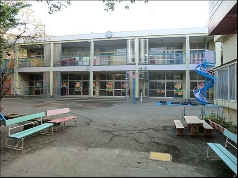 幼稚園・保育園 飯山幼稚園 飯山幼稚園では、保護者の方に毎日の送り迎えとお弁当をお願いしております。