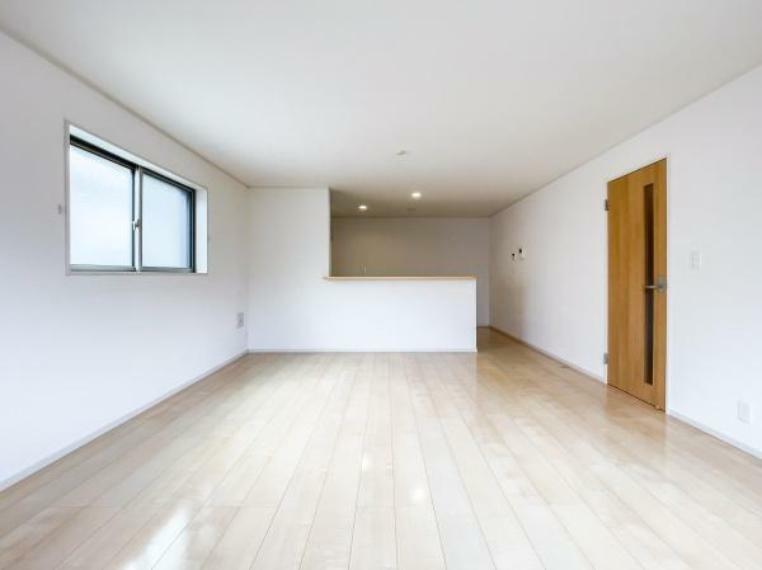 居間・リビング 「住み心地の良いリビング空間」 家具の配置もスッキリ。 窓が多く明るく開放的。