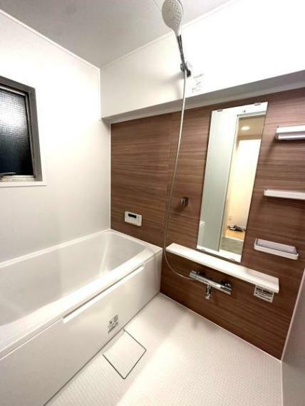 【浴室】<BR/>ウッドブラウンの壁紙仕様のバスルーム<BR/>小窓付きで自然換気も可能です！