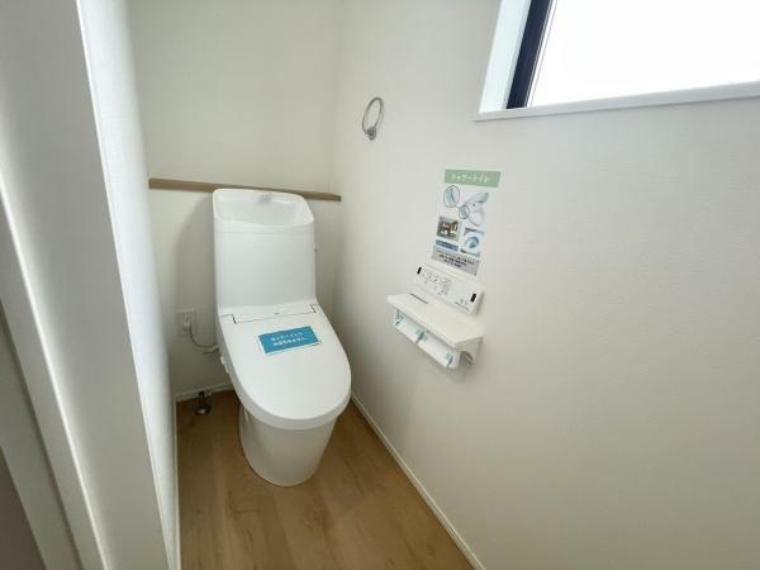 トイレ ■■Toilet■■ 清潔な空間を保ちたいトイレはオフホワイトでまとめました。毎日使う場所だからこそお手入れも楽々にできる機能が搭載されております。汚れが付着しにくい便器はお掃除も楽々です。