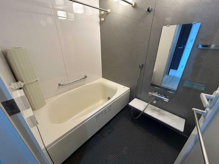 浴室乾燥機付きバス<BR/>【売主様居住中によりプライバシー保護の為画像の一部を加工しています。調度品・家具・電気製品等は価格に含みません】