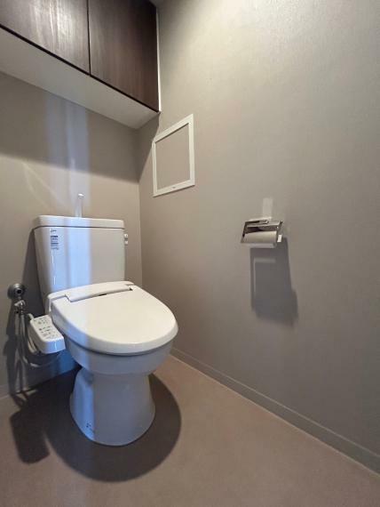 温水洗浄便座付きトイレ<BR/><BR/>【売主様居住中によりプライバシー保護の為画像の一部を加工しています。調度品・家具・電気製品等は価格に含みません】