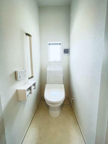 トイレ 快適な暖房便座・温水洗浄機能付き。小窓があり明るく通気性のあるトイレ！