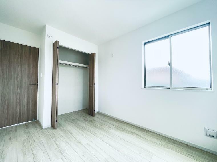 《洋室4.8帖》全居室収納完備でお部屋を広く快適に使用できます。
