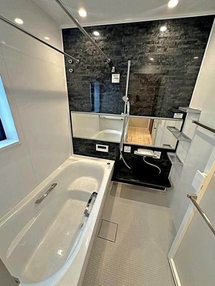 浴室 窓付きのため換気しやすく、日差しも取り入られる浴室  エコベンチは節水にも効果を発揮します