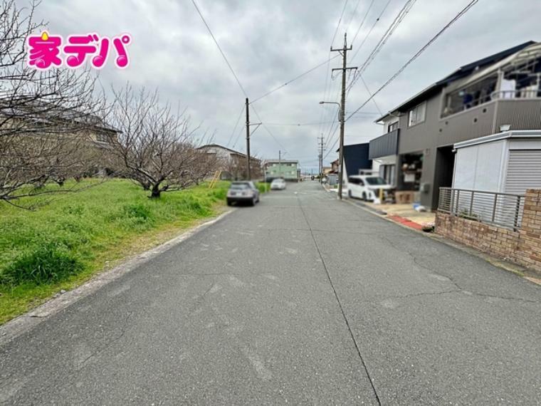 現況写真 前面約8m幅の道路に面しており、通行や駐車の際に余裕がある広さです。運転が苦手な方でもラクラク