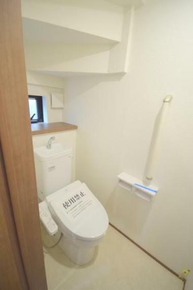 トイレ ■お掃除しやすい滑らかなフォルムのウォシュレット付トイレは、落ち着くパーソナル空間ですね