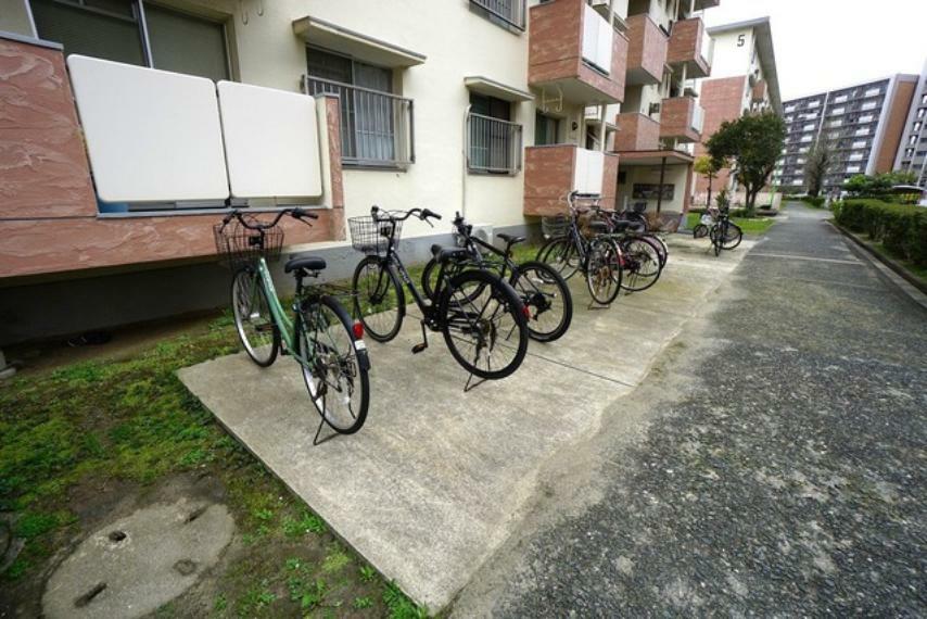 敷地内に駐輪場有り。古賀駅まで自転車6分（850m）、通勤通学便利＾＾小学校やコンビニも近く、周辺環境充実。